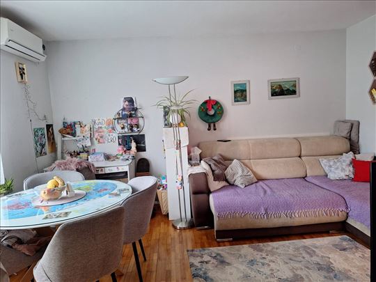 Izdaje se jednoiposoban stan u blizini nove pijace