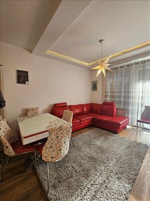 Izdaje se LUX jednoiposoban stan-Banovo brdo