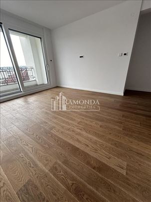 Izdaje se odlican stan sa garazom,Vr blizu Hrama,