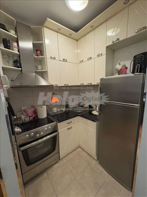 Izdajem jednoiposoban namesten stan 42 m 2 