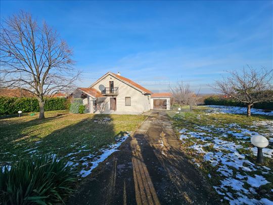 Kuća na prodaju, plac 1 hektar