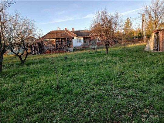 Lepa velika parcela u tihoj ulici