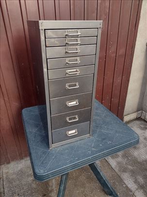 Metalni ormarić sa fiokama