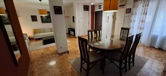 Novi Beograd-Blok 19a-lep i funkvionalan stan-89m2