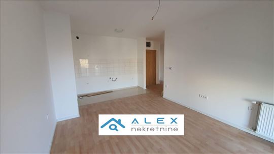 Odličan dvoiposoban neopremljen stan