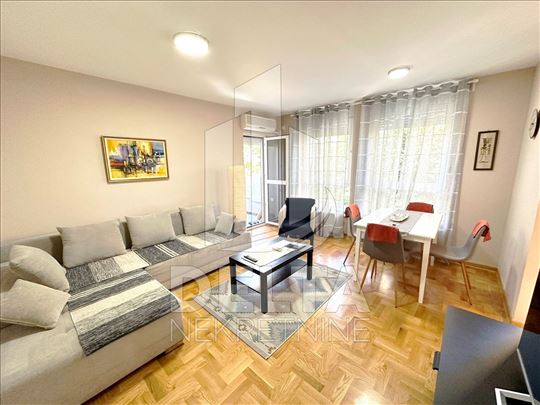 Opremljen,trosoban stan u novoj zgradi na Bulevaru