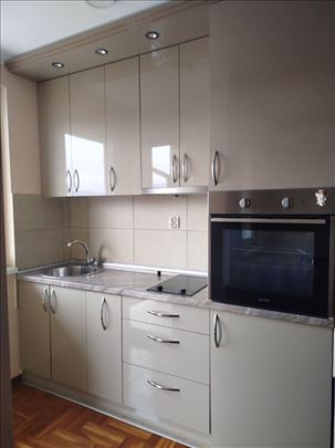 Povoljno- uknjižena garsonjera na lepoj  lokaciji 