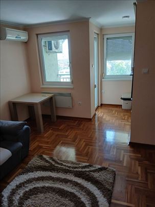 Povoljno- uknjižena garsonjera na lepoj  lokaciji 