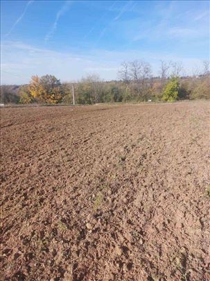 Ravan lep plac na visini