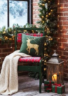 Retro Stolica u Prazničnom Ruhu 