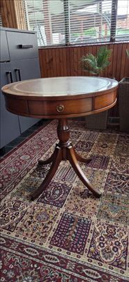 Stilski stočić sa kožom 