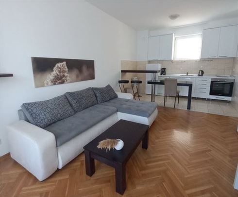 Super stan, 2 spavaće, garaža,Crveni krst, ID 1491