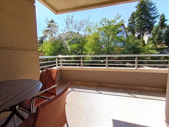 Trosoban stan sa garažnim mestom