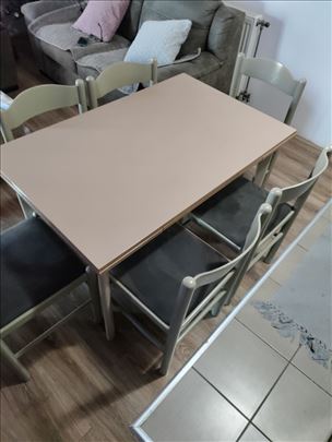 Trpezarijski sto sa stolicama 