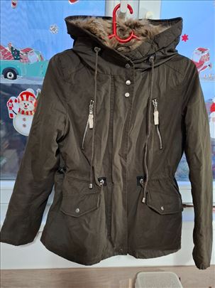 BERSHKA maslinasto-zelena jakna sa krznom