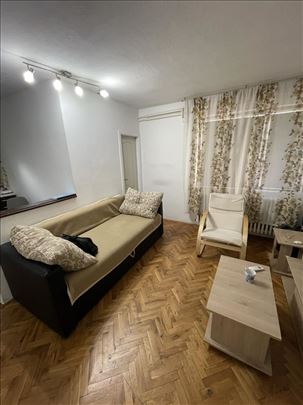 Dvoiposoban dvorišni namešten stan u centru