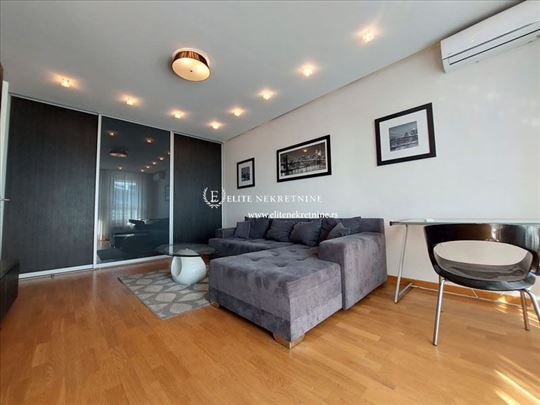 Dvosoban lux stan u Belvilu