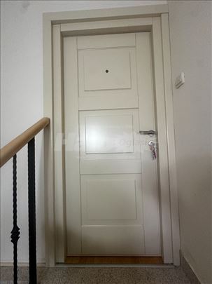 Izdaje se FULL opremljen stan sa parking mestom