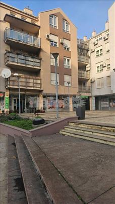 Izdajem garažno mesto, Gandijeva 3-5