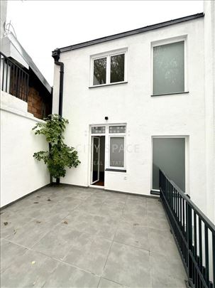 Izuzetan kompletno renoviran 3.0 stan, 105m2 meren