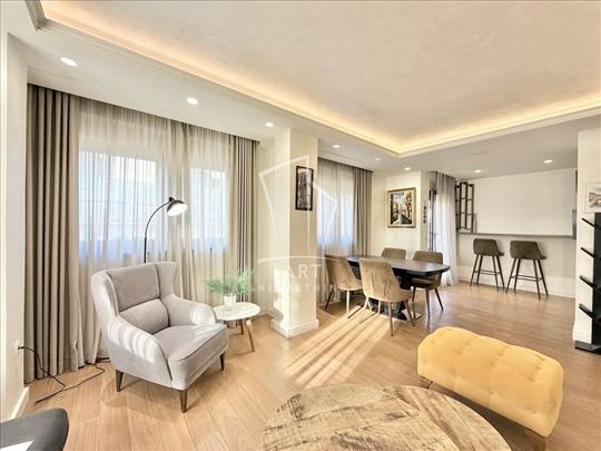 Kompletno opremljen sa garažom ID#13239