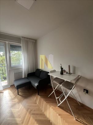 Kompletno renoviran stan sa odličnim rasporedom -