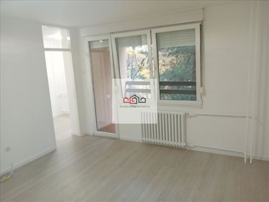 Liman 4 Dvosoban Prazan sa kuhinjskim elementima