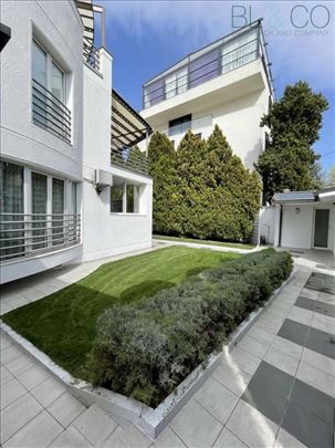 Luksuzna Porodična Vila u Srcu Senjaka