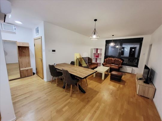 Nov, kompletno namešten, troiposoban stan sa garaž