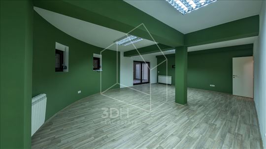 Odličan prostor 100m2,4 prostorije i dvorište/lođa