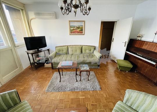 Odličan uknjižen 58m2 u Zemunu