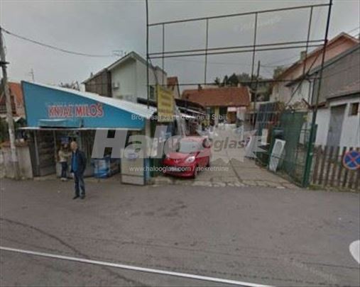 Plac 5 ari+objekti 90 m² zidani+200 m² montažni