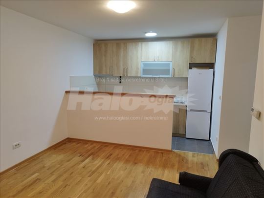 Polunamešten, odmah useljiv, Ledine kod Grand kafe