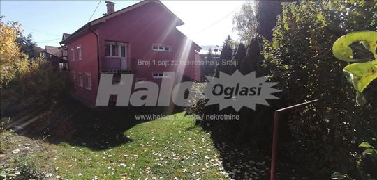 Porodična kuća sa velikom baštom u centru Užica