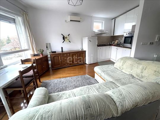 Prodaja- namešten stan, bez ulaganja, sa garažom