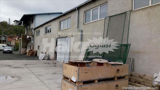 Prodajem / izdajem poslovni objekat sa halom