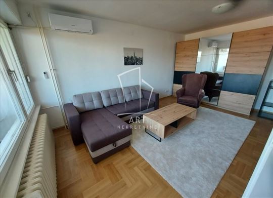 Renoviran, izuzetan, funkcionalan stan ID#13240