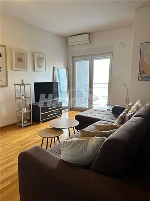 Altiina prva zgrada na ulasku na altinu