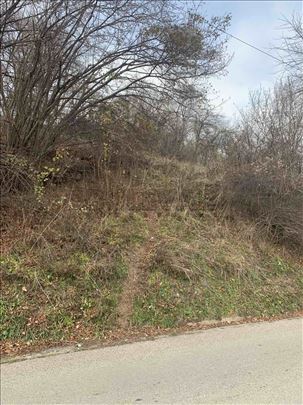 Atraktivan  plac  pored  puta, na  Kopaoniku, kod 