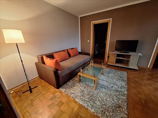 Dvosoban stan sa terasom i parkingom