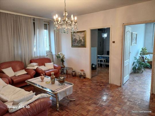 Funkcionalan -Svetao - Okružen parkom -79- dva mč.