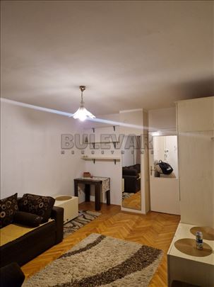 Izdaje se stan na Bulevaru Nemanjića!