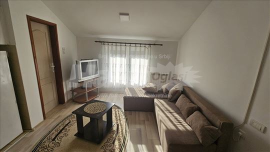 Izdajem 1,5 namešten stan na Altini