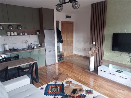 Izdajem stan na duži period-nov, potpuno opremljen