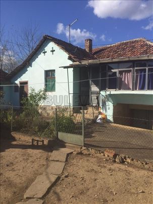 Kuća 90 m2 sa pomoćnim obektima i sa okućnicom 10 