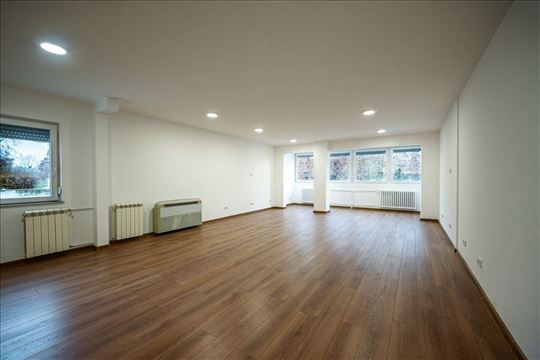 Lux renoviran stan 104 m2, 4 spavaće sobe, terasa