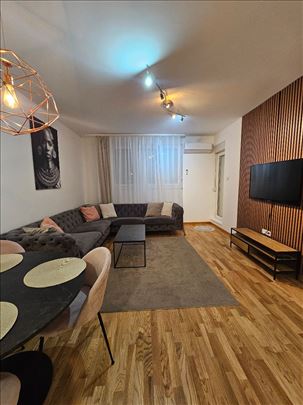 Lux stan sa parking mestom sa rampom.