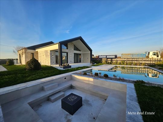 Moderna kuća sa bazenom, fire pit-om i ostavom