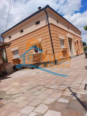 Mrčajevci, 2 kuće sa lokalom i placem