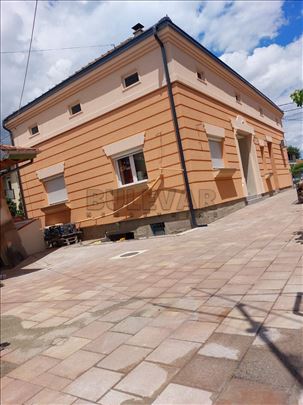 Mrčajevci, 2 kuće sa lokalom i placem